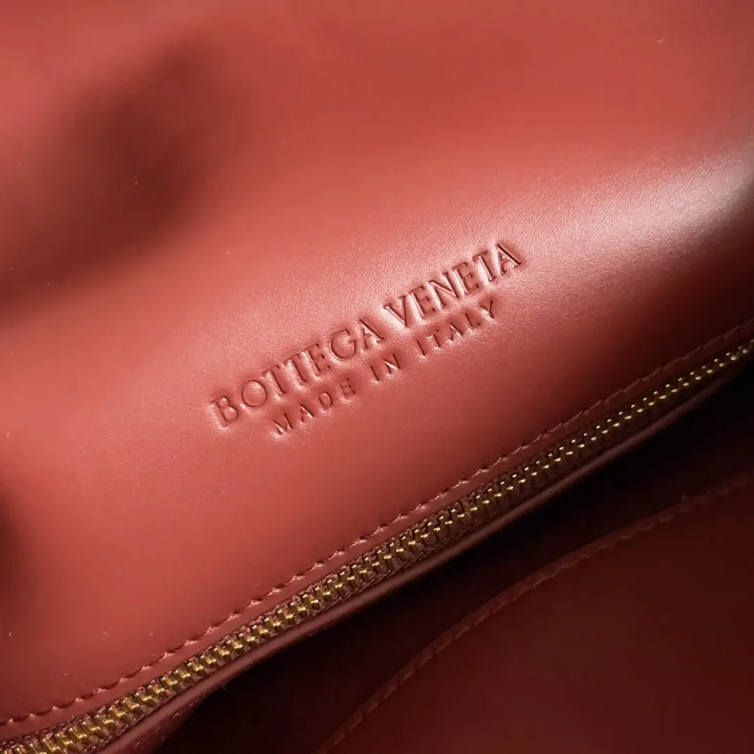 Batch 1520 Inspired by the 1970s, the Bottega Veneta women's logo shoulder bag has a smooth leather surface that brings a clean and handsome feel, just like the neatness and tenacity of a working woman. The front buckle has high-quality hardware pendant body, the overall retro elegance, and the excellent leather feels soft. This Bottega Veneta series can be described as beautiful, weakening the complexity of the outfit, not competing for it, and only using the best quality to interpret itself. Style number: 806030 (small size) Size: 27*16*6cm